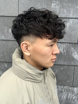 ヒュイル バイ ニアウ(Hwyl by Niau) スペインカールメンズカットパーマショートマッシュスパイラル