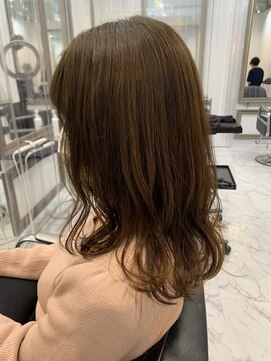 エスカーラ 表参道(THE ESCALA) オリーブベージュの明るめカラー【タビラマユミ】