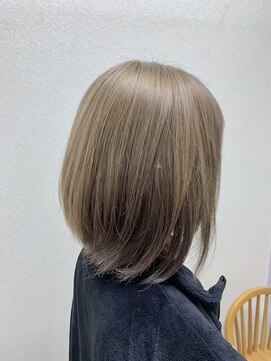 ララ(LALA) * アッシュグレージュ 内に収まるボブ *