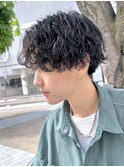 波巻きスパイラルパーマメンズマッシュセンターパート刈り上げ