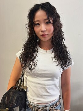 ヘアーアンドメイク ビス(HAIR&MAKE bis) 流れる前髪と立体海外風スパイラルパーマ 【kotomi】