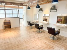 リトル 心斎橋(little)の雰囲気(木と白を基調とした温かみとシンプルで過ごしやすさのある空間)