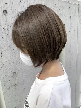 アッシュ 祐天寺店(Ash) 明るい白髪染めで作るベージュカラーひし形前下がりショートボブ