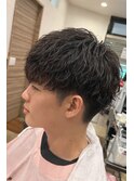 ソフトスパイラルパーマツーブロック刈り上げ黒髪マッシュ