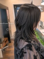 レアナ バイ ニーナ(Leana by NINA)&nbsp;レイヤーで動きのあるヘアスタイル