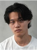 柔らかな動きで垢抜けるセンターパートルーズシャドウパーマ緩め