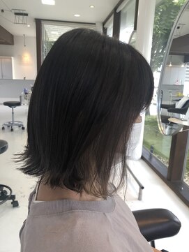 リョージ オブ ジェネレーション(Ryoji of GENERATION) 切りっぱなしボブ(グレーカラーにインナーカラー)