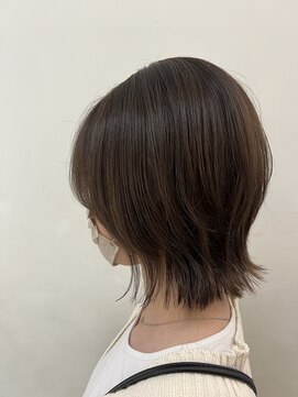 マカロンコワフュールドウシワカマル(macaron coiffure de ushiwakamaru) ミディアムウルフ