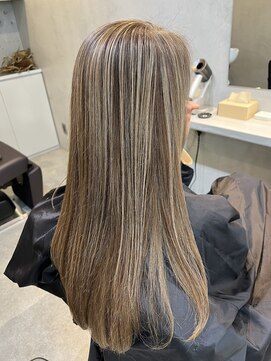 ハイライトで透明感グレージュカラー！福岡ハイライト