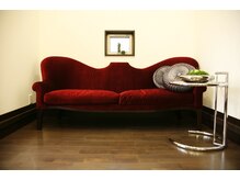 リュクスアン(Luxe un)の雰囲気（海外から取り寄せた、こだわりの赤いソファー。）