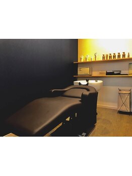 本格ヘッドスパをプライベート空間で施術。日頃の疲れを癒す時間♪