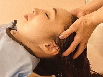 アキラ 名谷店(akira)の写真/【名谷】髪と一緒に自分にもご褒美を☆細やかな心遣い＆吹き抜けがお洒落なサロンで至福のひと時を体験♪