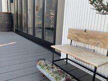 エイチ カーサ(H CASA)の雰囲気（かわいいベンチと多肉植物）