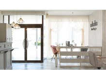 ウルル(ululu.)の雰囲気（白を基調とした明るい可愛い店内）