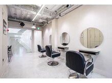 白基調に解放感のあるフロア☆日の光が入り清潔感のある店内になっております！