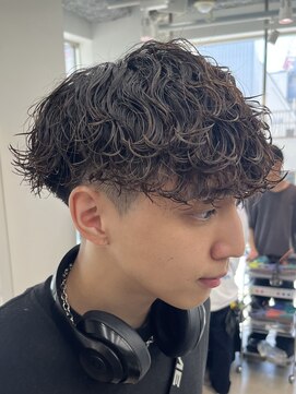 フィフス 天神大名(fifth) 天神大名波巻きスパイラルパーマメンズカットセンターパート30代