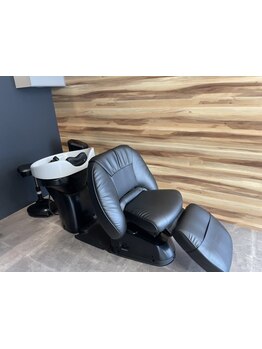 開放感と安心感を兼ね備えたTHREEのリラックス空間。日々の疲れを癒す個室でのヘッドスパもおすすめ♪