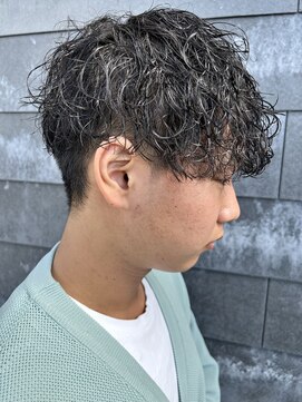 ヒュイル バイ ニアウ(Hwyl by Niau) メンズマッシュパーマ波巻スパイラルパーマニュアンスパーマ眉毛