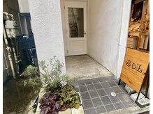ソル(SOL)の雰囲気（白い扉の入り口です♪）