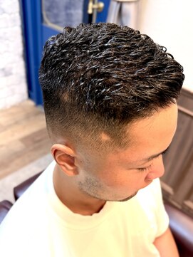 ミリオンバックス 上野(Million Bucks) 刈り上げセンターパートMEN’S HAIRフェザーパーマサーフカール