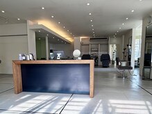 プレマ(Prema)の雰囲気(白×グレー基調。植物の色味がアクセントの柔らかい空間)