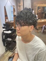 モーブ(MAUVE)&nbsp;ツイストスパイラルパーマメンズマッシュツーブロック刈り上げ