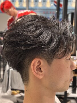 オーシャントーキョー 神戸(OCEAN TOKYO KOBE) フェザーパーマ刈り上げセンターパート