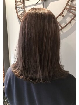 ナンバー デセオ 吉祥寺(N° deseo) 濡れ髪　レイヤーミディアム　外ハネミディアム　オリーブカラー