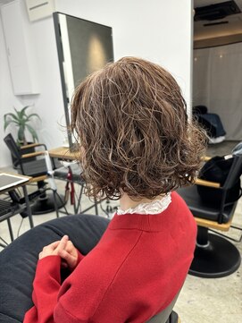 白髪ボカしカラーのベージュとくるふわパーマ◎