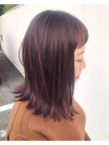 シー 岡崎(,SHE) 髪質改善のツヤにプラムカラーが冴える大人外ハネミディ