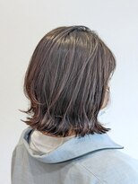 ウミト(Umito)&nbsp;外はねで肩ぐらいのミディアムスタイル