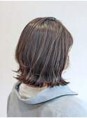 外はねで肩ぐらいのミディアムスタイル