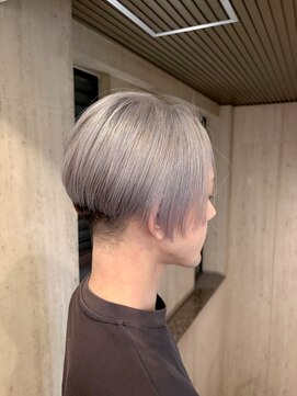 アイヴィー 池袋(IVY) 前下がりセンターパート/ホワイトシルバー