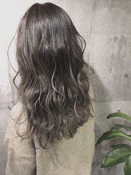 ホワイト 伊勢崎(WHITE) コントラストの効いた外国人風ハイライト☆シルバーアッシュ☆