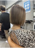 前下がりボブ ベージュ