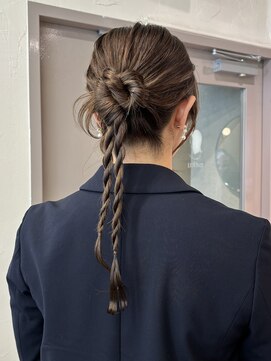 メク(meku) 人気なシニヨンアレンジ＊関内/桜木町