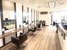 明るく広々とした空間でゆったり施術を受けていただけます♪