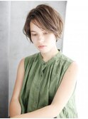 透け感かきあげバングのショートスタイル