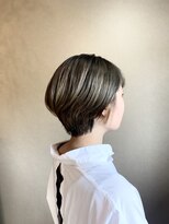 シアンヘアデザイン(cyan hair design)&nbsp;オリーブアッシュのショートボブ　アクセントにイヤーカフカラー