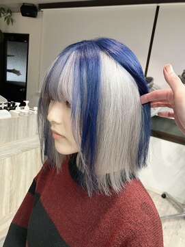 コワファースト長崎シャンプーボーイ 2nd(COIFF1RST 長崎 SHAMPOO BOY) 長崎ハイトーンボブ インナーデザイン ネイビーブルー ホワイト