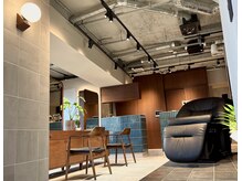 リベルタ 下北沢(liberta)の雰囲気（コンクリート調の天井とタイル壁に木の温もりが調和した空間です）