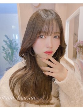 ユニ 表参道(uni) フェザーバングとレイヤーで大人かわいいオルチャンヘア
