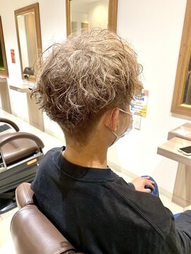 アンダートゥリーガーデン(UNDER TREE GARDEN) ツイストパーマ×メンズカット×ハイトーンカラー