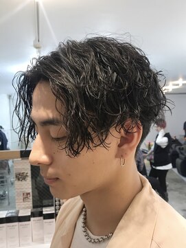 フィフス 天神大名(fifth) センターパートスパイラルパーマツーブロック刈り上げメンズヘア