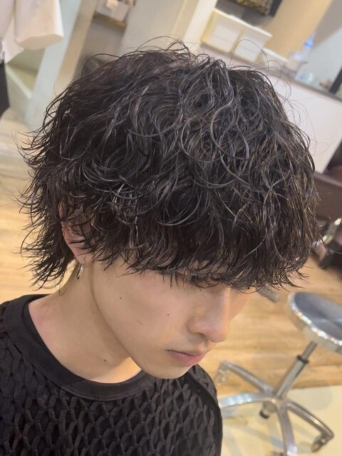 波巻きスパイラルパーマメンズマッシュウルフヘアメンズパーマ