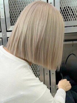 ウィコ 新宿(WICO) ペールシルバー[新宿駅/前髪/アンブレラカラー/イメチェン]