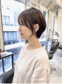 耳かけで抜け感。横顔きれいな大人ショート