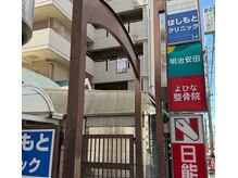 魔女の手仕事の雰囲気（この季節ベランダに今か今かと皆様のご来店を箒が待っております）