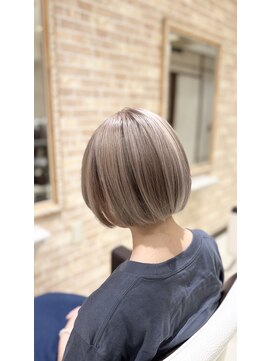 ヘアスペース エアリス(Hair space Earth) ハイトーンミルクベージュカラー。