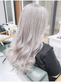 ハイトーンロングヘア　ホワイトグレージュカラー
